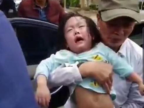 Giải cứu 2 bé gái mắc kẹt trong ô tô bị khóa cửa tự động ảnh 2