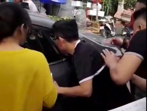 Giải cứu 2 bé gái mắc kẹt trong ô tô bị khóa cửa tự động ảnh 1