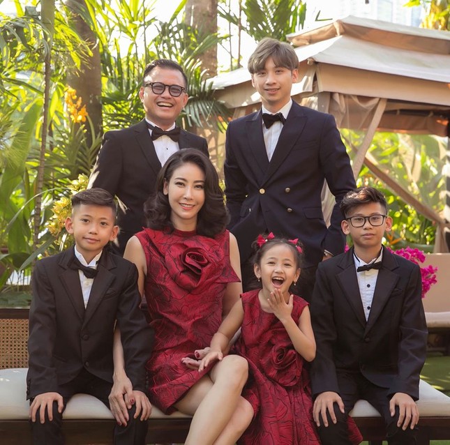Được tiếp tế nhiều đồ ăn ở khu cách ly, Võ Hoàng Yến hài hước nói mở shop ảnh 11
