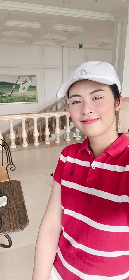 Võ Hoàng Yến khoe vòng 1 sexy, được tặng hoa hồng ở khu cách ly ảnh 11