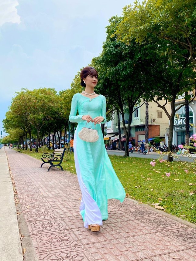 Lan Khuê, Diễm Hương mặc trễ nải khoe vòng 1 gợi cảm ảnh 10