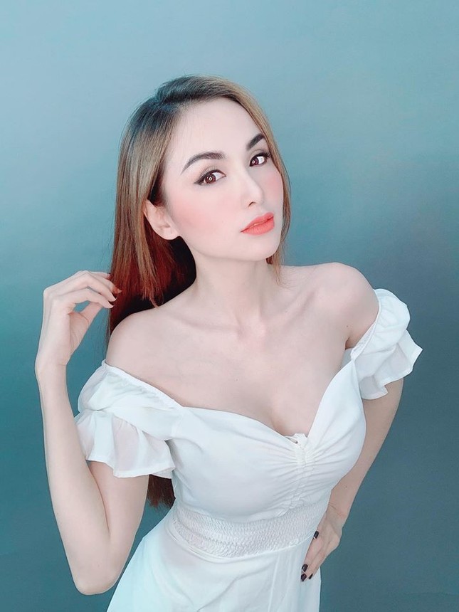 Lan Khuê, Diễm Hương mặc trễ nải khoe vòng 1 gợi cảm ảnh 4