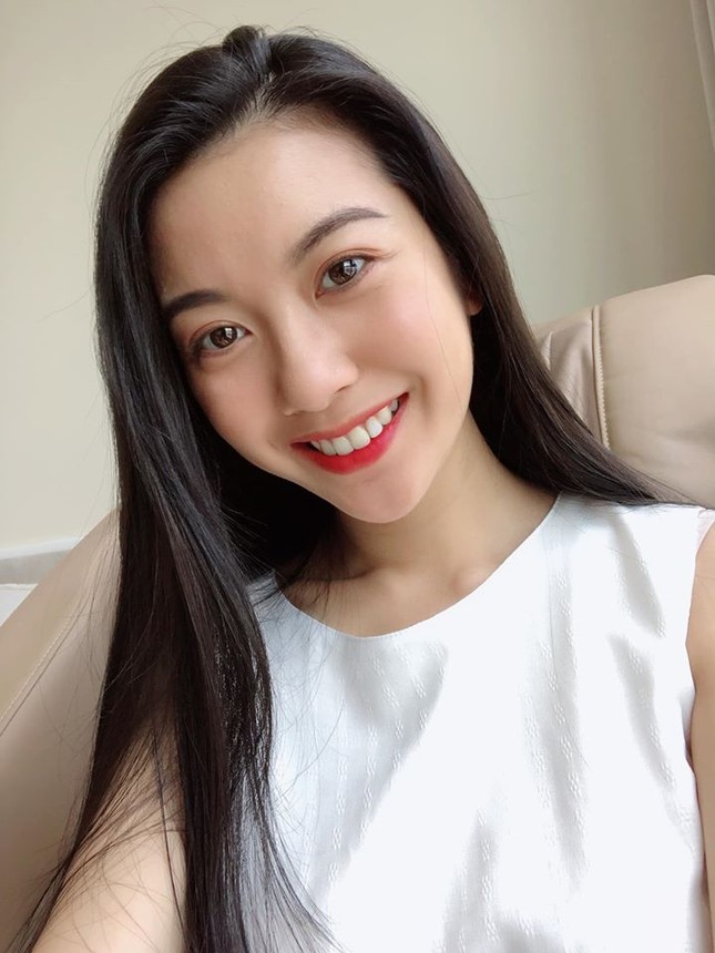 Lan Khuê, Diễm Hương mặc trễ nải khoe vòng 1 gợi cảm ảnh 7