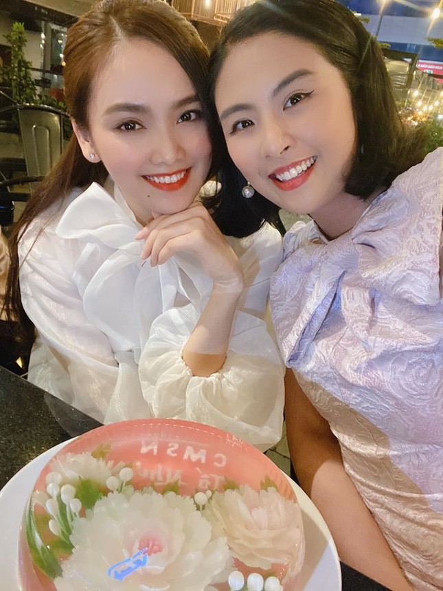Diễm Hương dịu dàng với áo bà ba, Lan Khuê lấp ló vòng 1 gợi cảm ảnh 5