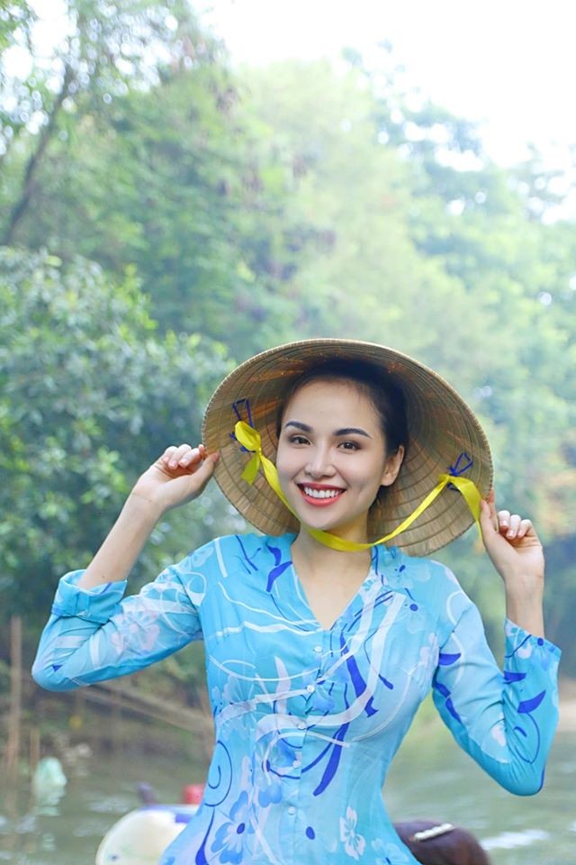 Diễm Hương dịu dàng với áo bà ba, Lan Khuê lấp ló vòng 1 gợi cảm ảnh 1