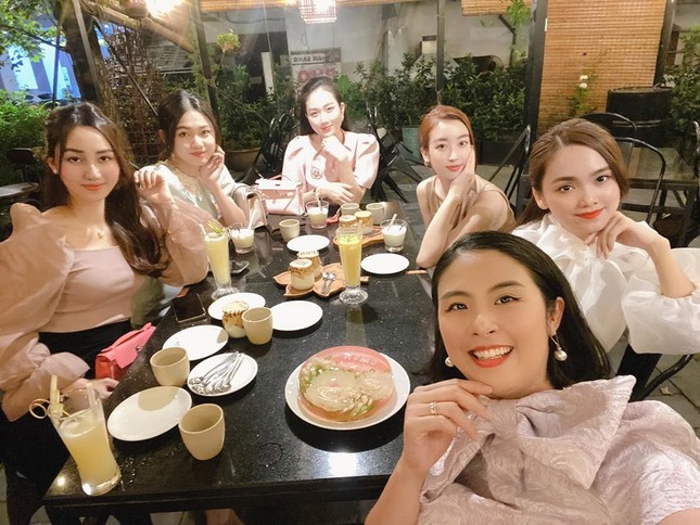 Diễm Hương dịu dàng với áo bà ba, Lan Khuê lấp ló vòng 1 gợi cảm ảnh 4