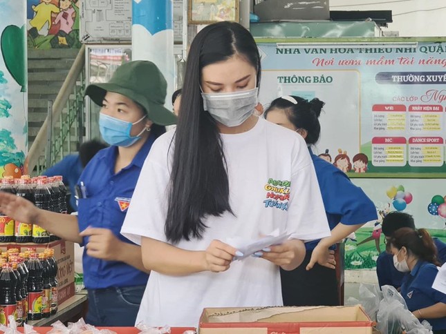 Diễm Hương dịu dàng với áo bà ba, Lan Khuê lấp ló vòng 1 gợi cảm ảnh 13