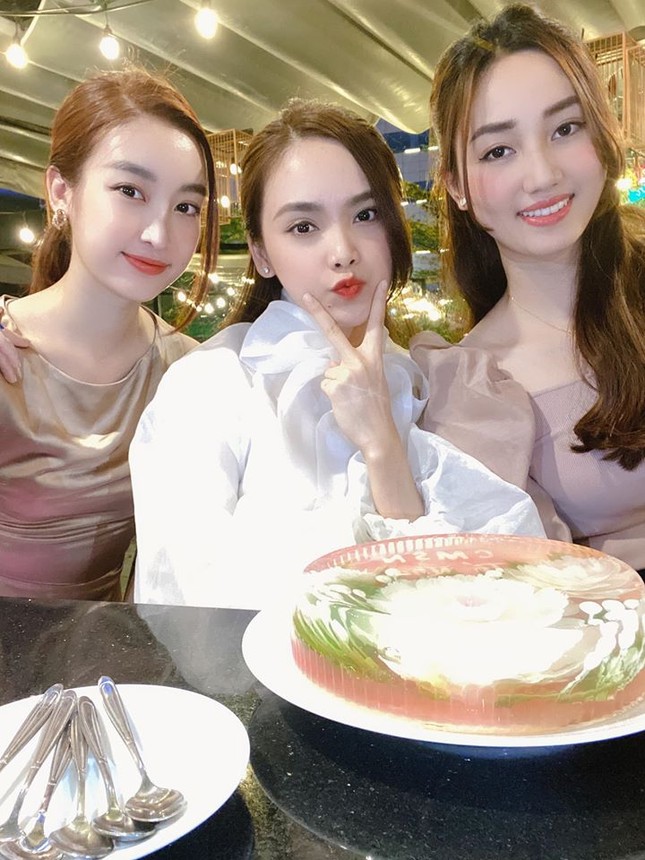 Diễm Hương dịu dàng với áo bà ba, Lan Khuê lấp ló vòng 1 gợi cảm ảnh 6