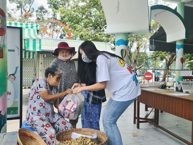 Diễm Hương dịu dàng với áo bà ba, Lan Khuê lấp ló vòng 1 gợi cảm ảnh 12