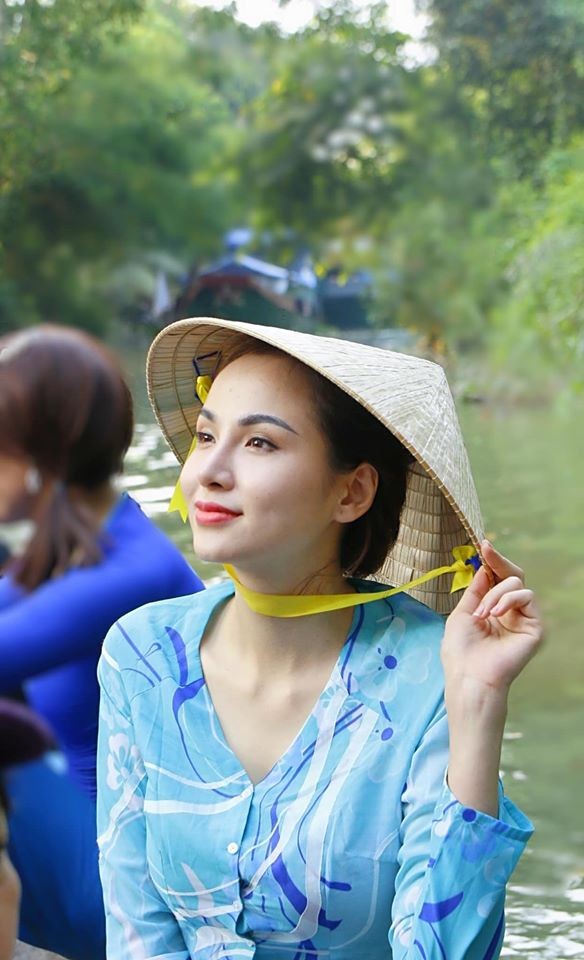 Diễm Hương dịu dàng với áo bà ba, Lan Khuê lấp ló vòng 1 gợi cảm ảnh 2