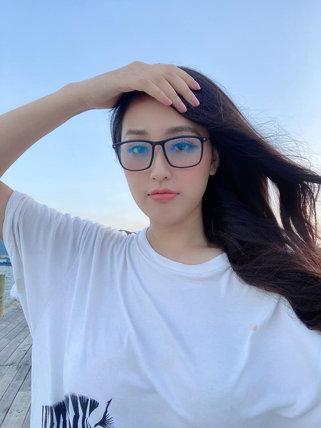 Diện loạt trang phục đơn giản, Tiểu Vy vẫn cực kỳ gợi cảm và ngày càng ra dáng fashionista ảnh 3