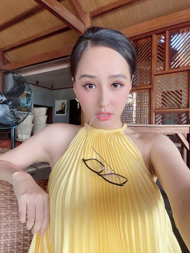 Diện loạt trang phục đơn giản, Tiểu Vy vẫn cực kỳ gợi cảm và ngày càng ra dáng fashionista ảnh 4