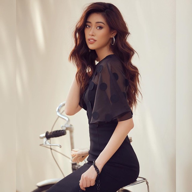 Diện loạt trang phục đơn giản, Tiểu Vy vẫn cực kỳ gợi cảm và ngày càng ra dáng fashionista ảnh 10