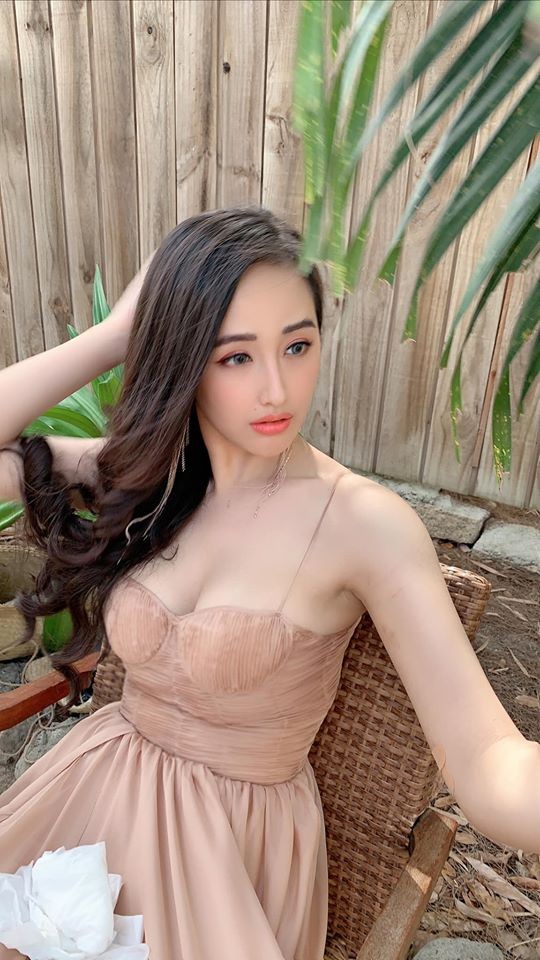 Mặc đồ bơi đơn giản, Lan Khuê vẫn làm fans 'phát sốt' với đường cong 'bỏng mắt' ảnh 8
