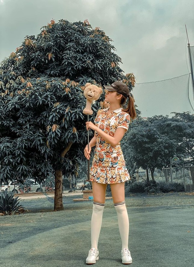 Mặc đồ bơi đơn giản, Lan Khuê vẫn làm fans 'phát sốt' với đường cong 'bỏng mắt' ảnh 9