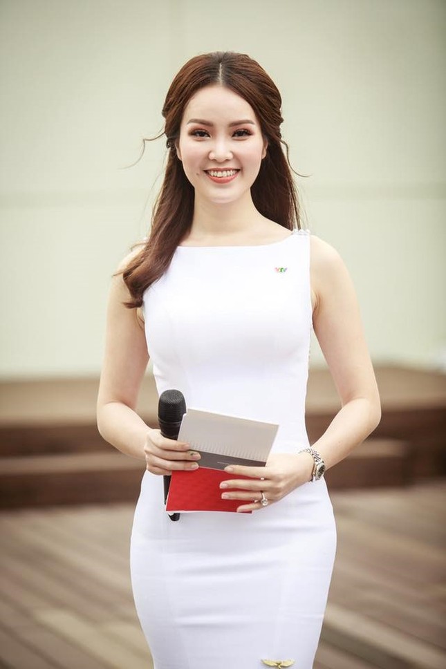 Á hậu Thuỵ Vân: Từ MC đình đám của VTV đến giám khảo Hoa hậu Việt Nam 2020 ảnh 3