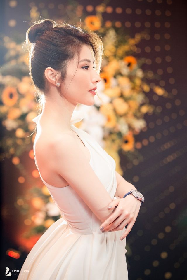 Bạn gái Công Lý, Hồng Diễm cùng dàn người đẹp khoe sắc trên thảm đỏ VTV Awards 2020 ảnh 2