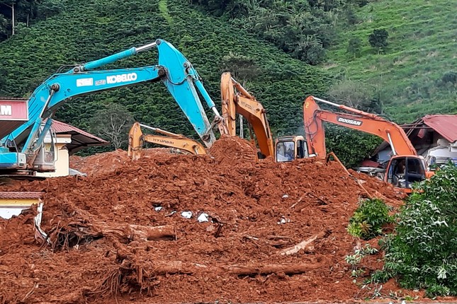 “Cả ngày họ đi cứu dân, có người chưa kịp ngủ” ảnh 1