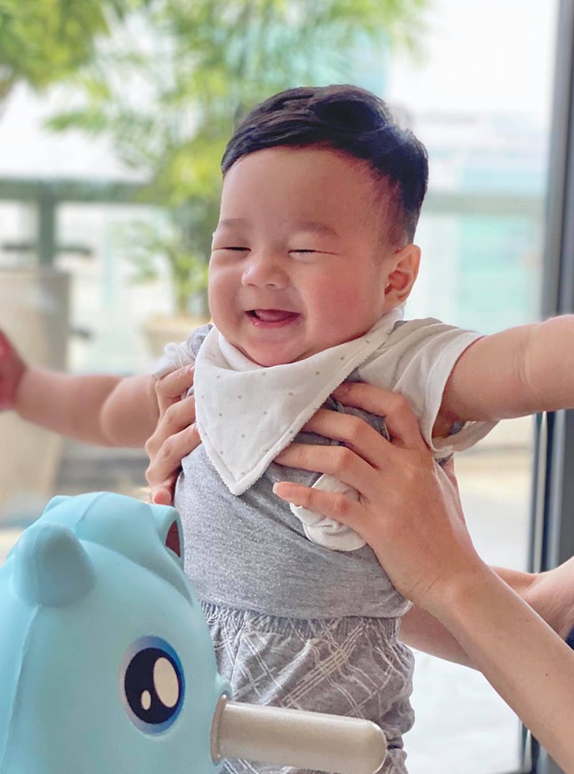 Hoa hậu Thu Thảo lần đầu tiên khoe cận mặt quý tử cực đáng yêu khiến sao Việt 'lụi tim' ảnh 2