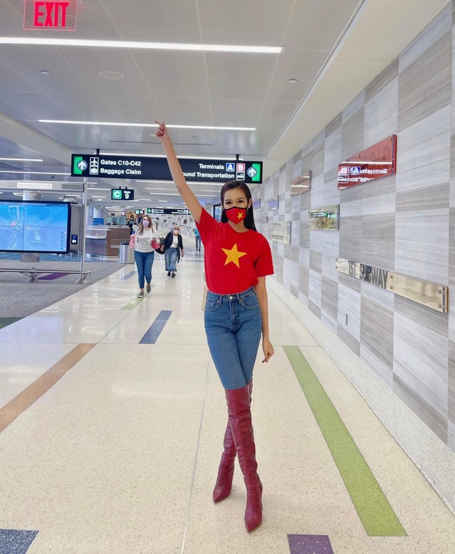 Đỗ Thị Hà diện áo cờ đỏ sao vàng nổi bật ở sân bay Mỹ, chuẩn bị nhập cuộc tại Miss World ảnh 2