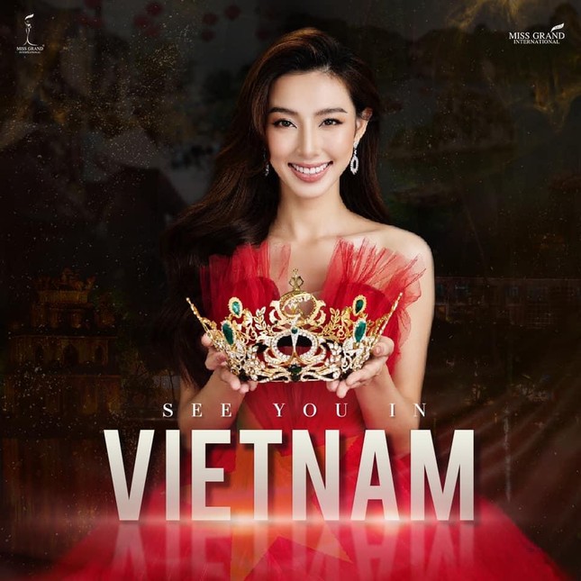 Hoa hậu Thùy Tiên diện cắt xẻ nóng bỏng, rạng rỡ bay về Việt Nam sau 1 tháng đăng quang ảnh 6