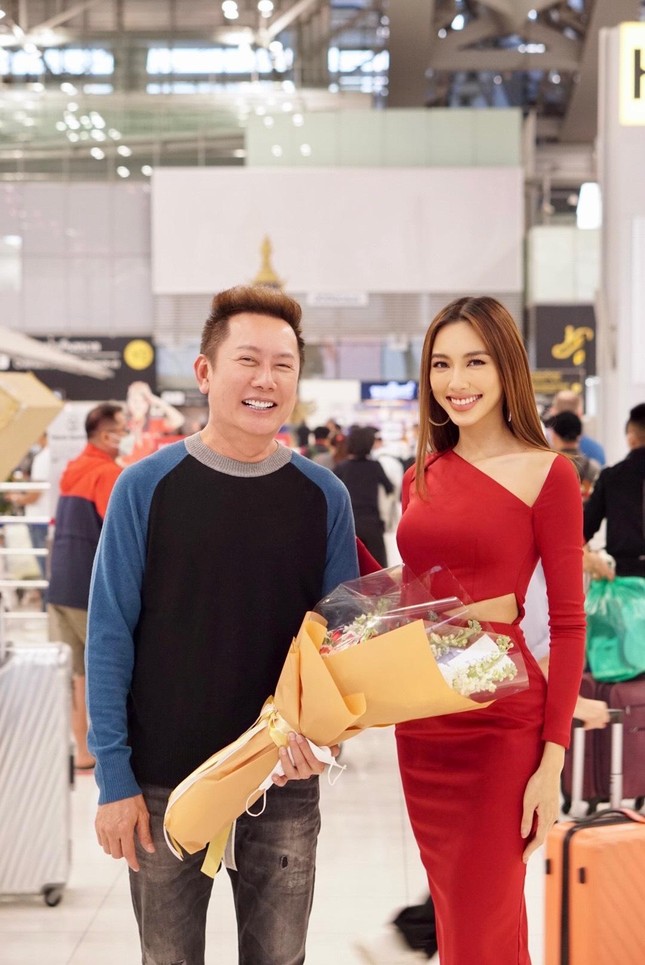 Hoa hậu Thùy Tiên diện cắt xẻ nóng bỏng, rạng rỡ bay về Việt Nam sau 1 tháng đăng quang ảnh 2