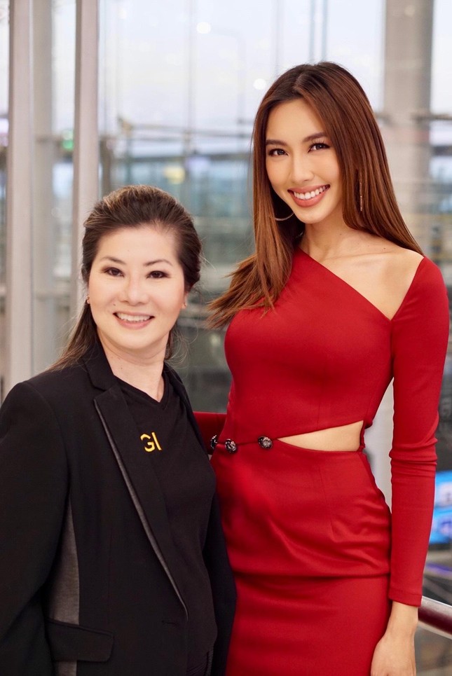 Hoa hậu Thùy Tiên diện cắt xẻ nóng bỏng, rạng rỡ bay về Việt Nam sau 1 tháng đăng quang ảnh 3