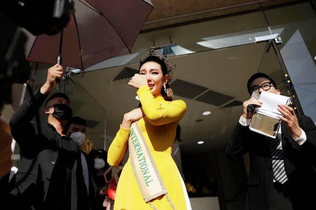 Hoa hậu Thuỳ Tiên mặc áo dài diễu hành, bật khóc khi được hàng nghìn fan chào đón ảnh 3