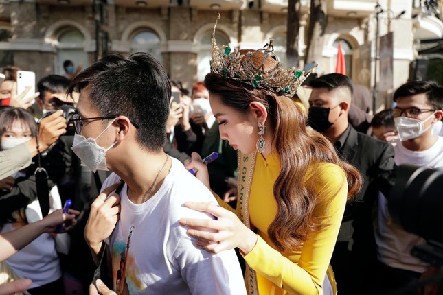 Hoa hậu Thuỳ Tiên mặc áo dài diễu hành, bật khóc khi được hàng nghìn fan chào đón ảnh 4