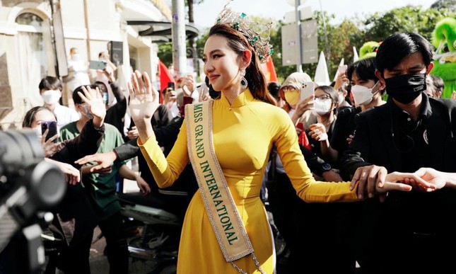 Hoa hậu Thuỳ Tiên mặc áo dài diễu hành, bật khóc khi được hàng nghìn fan chào đón ảnh 5