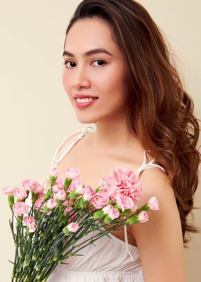 Đỗ Thị Hà đẹp quyến rũ tựa nàng Xuân, Á hậu Ngọc Thảo mặc crop-top khoe eo thon nóng bỏng ảnh 6