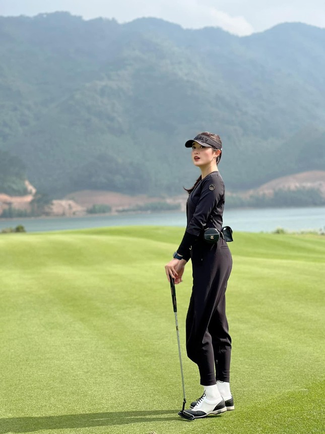 Đỗ Thị Hà đẹp quyến rũ tựa nàng Xuân, Á hậu Ngọc Thảo mặc crop-top khoe eo thon nóng bỏng ảnh 9