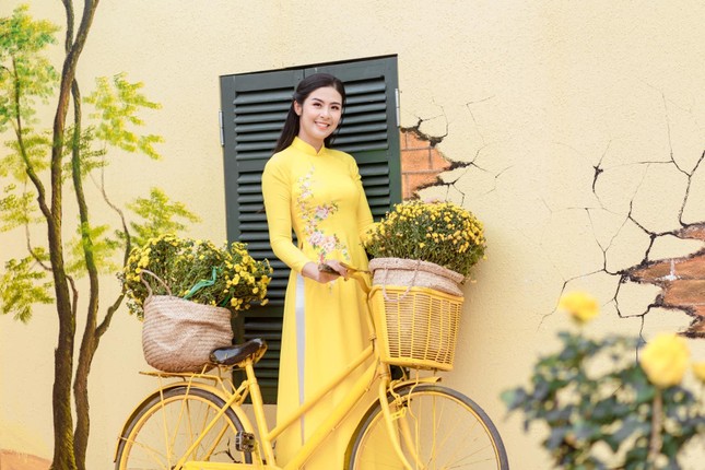 Đỗ Thị Hà đẹp quyến rũ tựa nàng Xuân, Á hậu Ngọc Thảo mặc crop-top khoe eo thon nóng bỏng ảnh 12