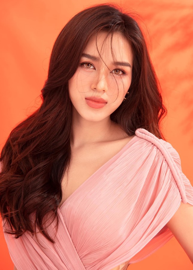 Đỗ Thị Hà đẹp quyến rũ tựa nàng Xuân, Á hậu Ngọc Thảo mặc crop-top khoe eo thon nóng bỏng ảnh 1