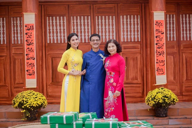 Đỗ Thị Hà đẹp quyến rũ tựa nàng Xuân, Á hậu Ngọc Thảo mặc crop-top khoe eo thon nóng bỏng ảnh 11