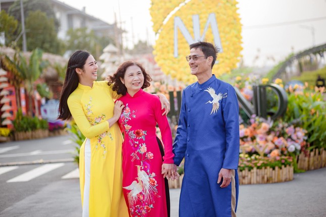 Đỗ Thị Hà đẹp quyến rũ tựa nàng Xuân, Á hậu Ngọc Thảo mặc crop-top khoe eo thon nóng bỏng ảnh 10