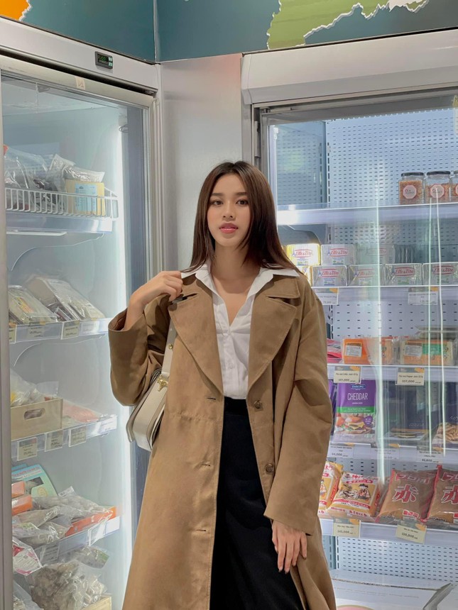 Đỗ Thị Hà đẹp quyến rũ tựa nàng Xuân, Á hậu Ngọc Thảo mặc crop-top khoe eo thon nóng bỏng ảnh 2