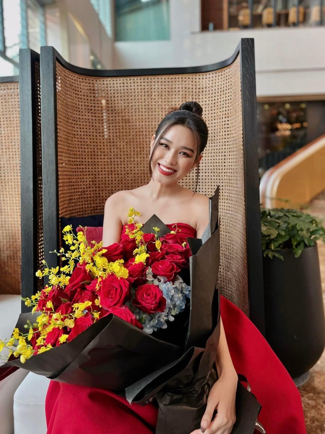 'Biến hình' về quê ăn Tết, Đỗ Thị Hà được khen đẹp ma mị tựa 'mỹ nhân cổ trang' ảnh 5