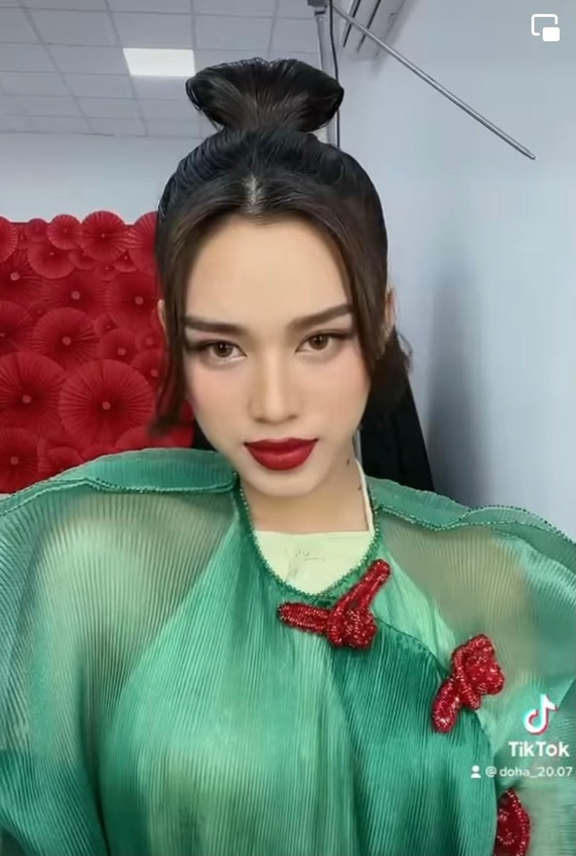 'Biến hình' về quê ăn Tết, Đỗ Thị Hà được khen đẹp ma mị tựa 'mỹ nhân cổ trang' ảnh 2