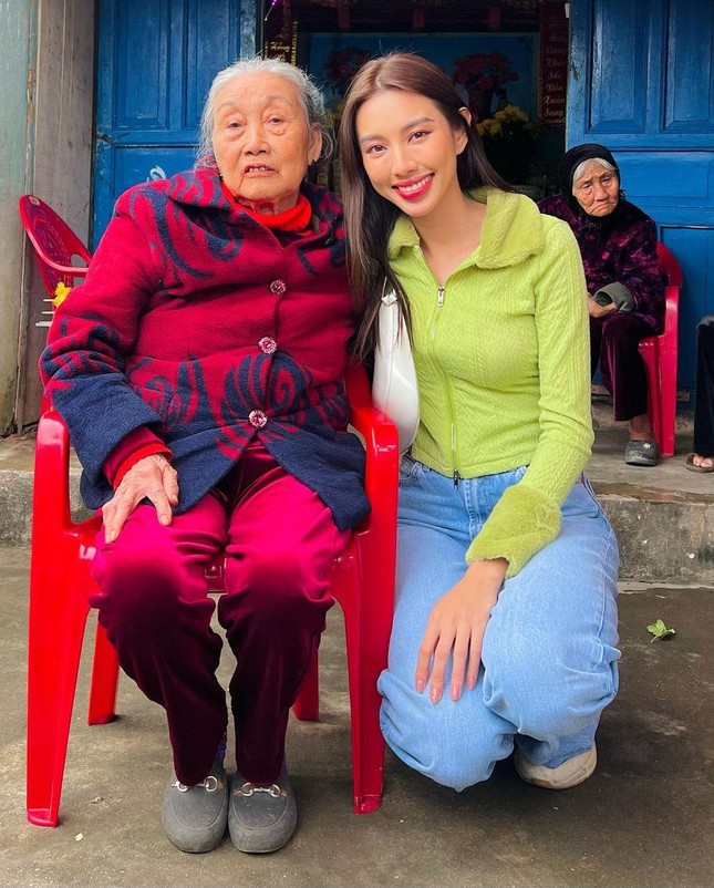Hình ảnh Hoa hậu Thuỳ Tiên giản dị đi xe máy về thăm quê ngoại đầu năm khiến fan thích thú ảnh 3