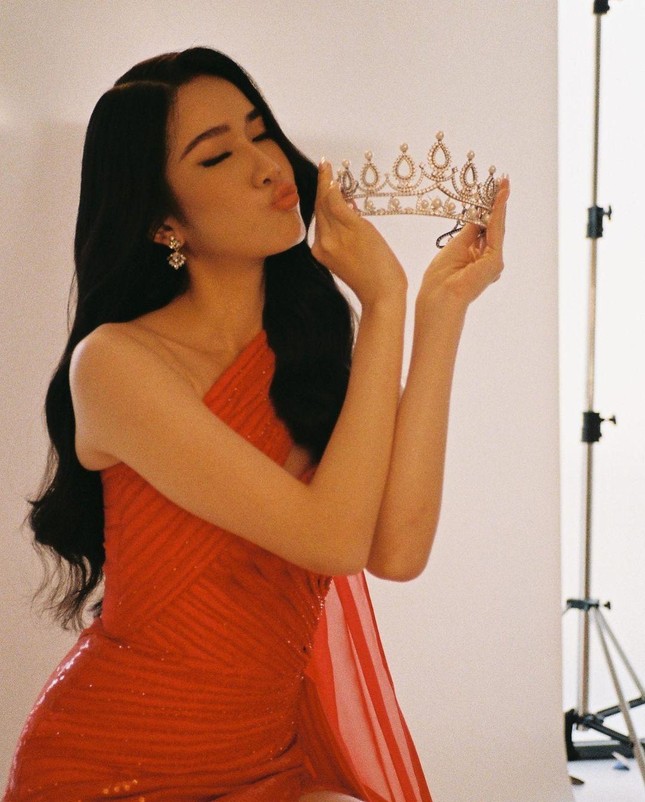 Á hậu Phương Anh lộ ảnh hậu trường chụp cùng vương miện, 'tăng tốc' cho Hoa hậu Quốc tế! ảnh 4