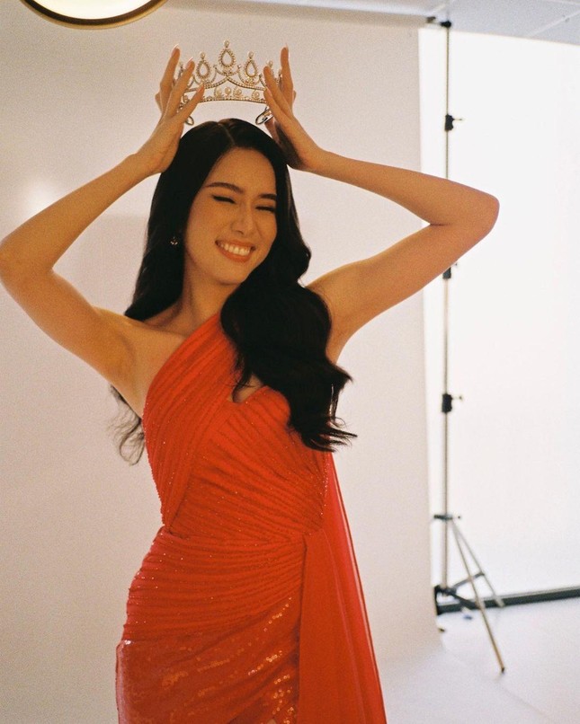 Á hậu Phương Anh lộ ảnh hậu trường chụp cùng vương miện, 'tăng tốc' cho Hoa hậu Quốc tế! ảnh 3