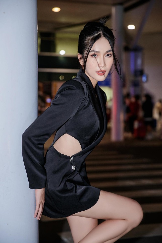 Á hậu Phương Anh làm khách VIP của Paris Fashion Week, fan chờ đợi màn 'bắn' tiếng Pháp ảnh 1