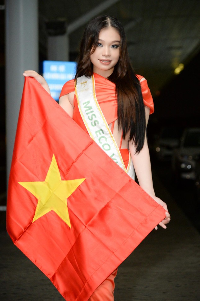 Người đẹp Trần Hoài Phương diện váy cut-out nóng bỏng lên đường dự thi Miss Eco 2022 ảnh 2