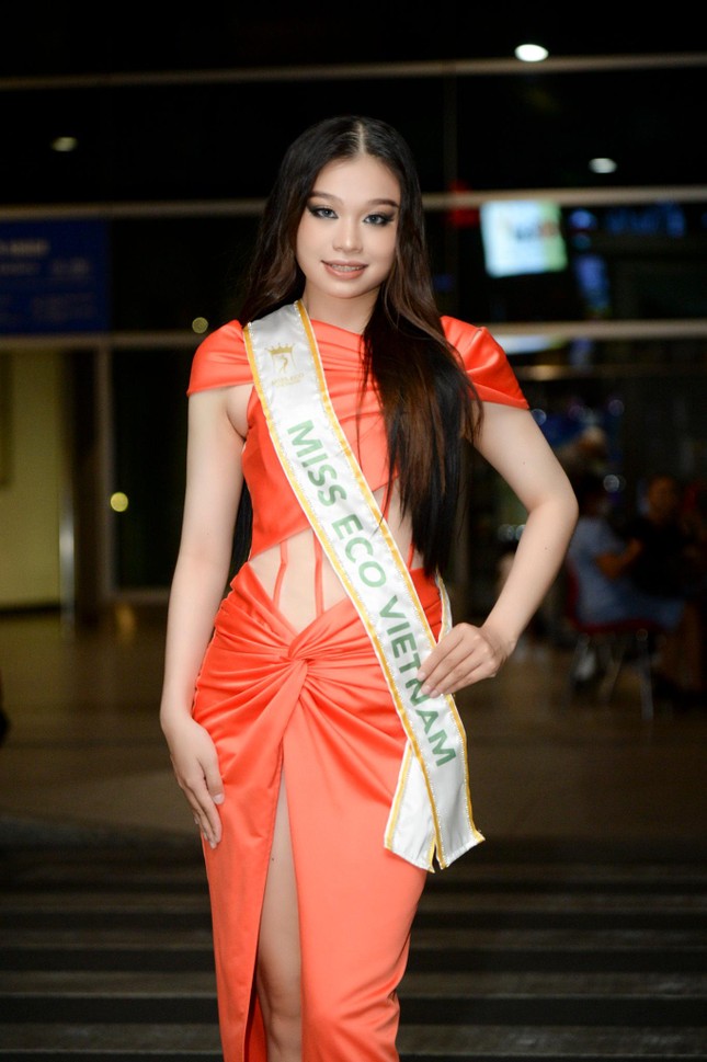 Người đẹp Trần Hoài Phương diện váy cut-out nóng bỏng lên đường dự thi Miss Eco 2022 ảnh 1