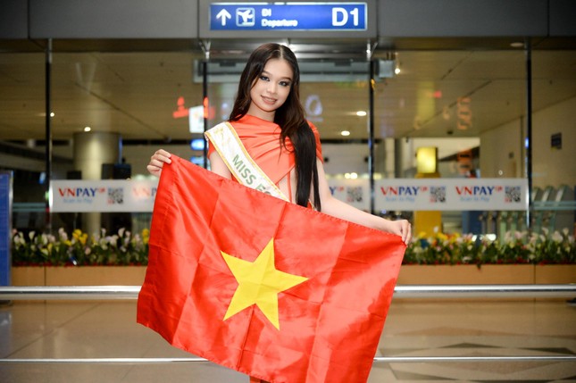 Người đẹp Trần Hoài Phương diện váy cut-out nóng bỏng lên đường dự thi Miss Eco 2022 ảnh 3