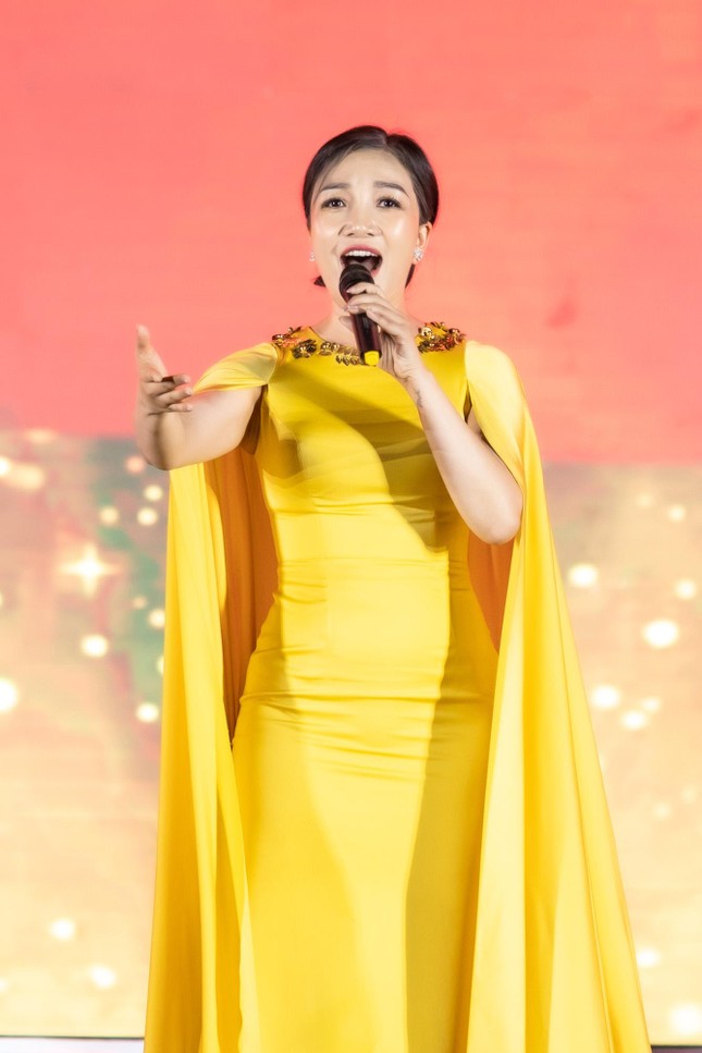 Á hậu Kiều Loan khoe sắc vóc gợi cảm khi trình diễn bản hit mới ở lễ hội du lịch Bình Định ảnh 6