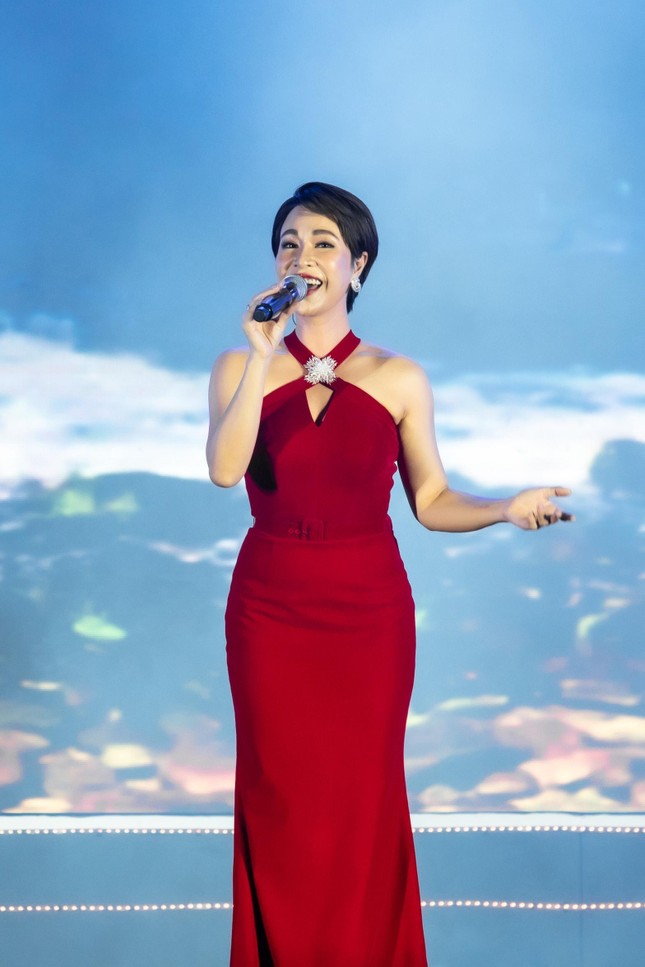 Á hậu Kiều Loan khoe sắc vóc gợi cảm khi trình diễn bản hit mới ở lễ hội du lịch Bình Định ảnh 5
