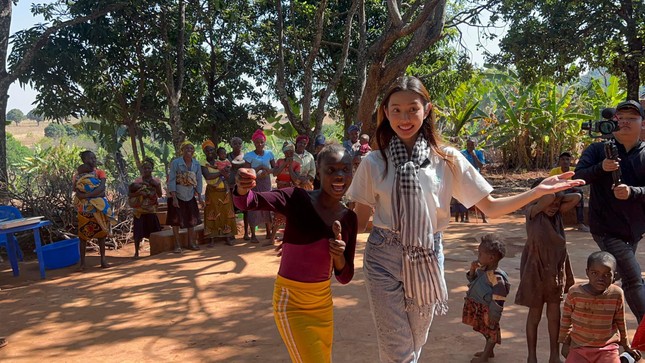 Hoa hậu Thùy Tiên tái hiện khoảnh khắc đăng quang, dạy trẻ em nghèo đi catwalk khi từ thiện ở Angola ảnh 10