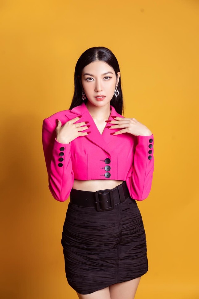 Lương Thuỳ Linh thả dáng nóng bỏng với áo tắm cách điệu, Kỳ Duyên mặc crop-top khoe eo 'con kiến' ảnh 11